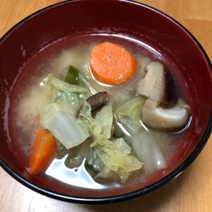 白菜としいたけと人参のお味噌汁♪